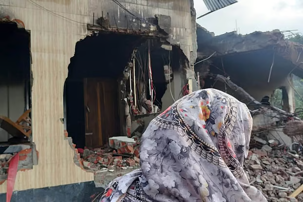 পটুয়াখালীতে আওয়ামী লীগ নেতার বাড়ি বুলডোজারে ভাঙচুর, লুটপাটের পর আগুন